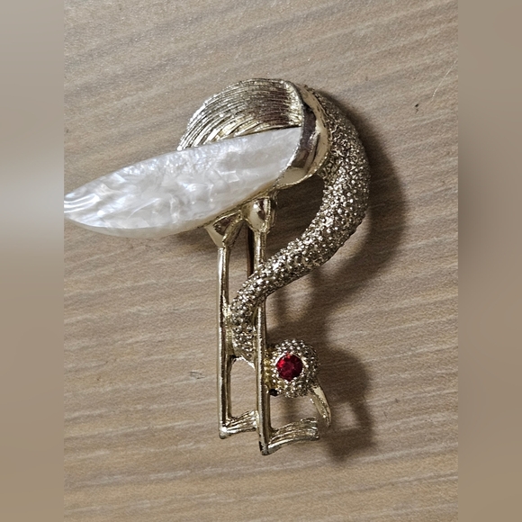 VINTAGE GOLD TONE MOTHER OF PEARL BIRD FLAMINGO BROOCH PIN - Picture 1 of 7
